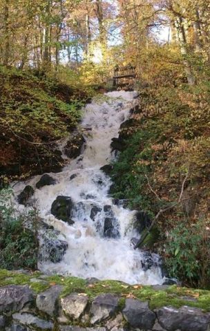 Wasserfall in Nauroth, ein Überlauf für die Wasserversorgung des Wasserkraftwerks